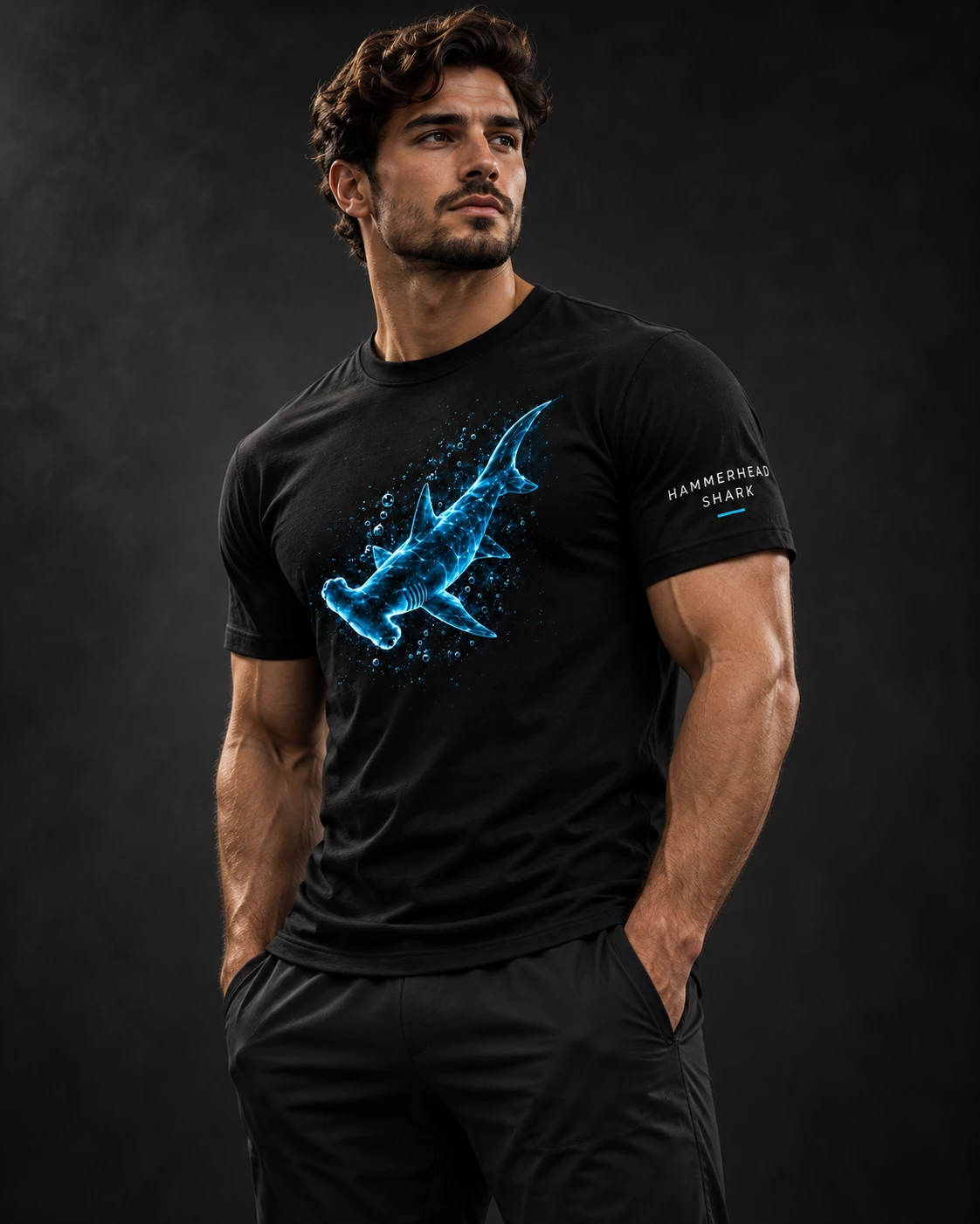 Model w koszulce Hammerhead Shark